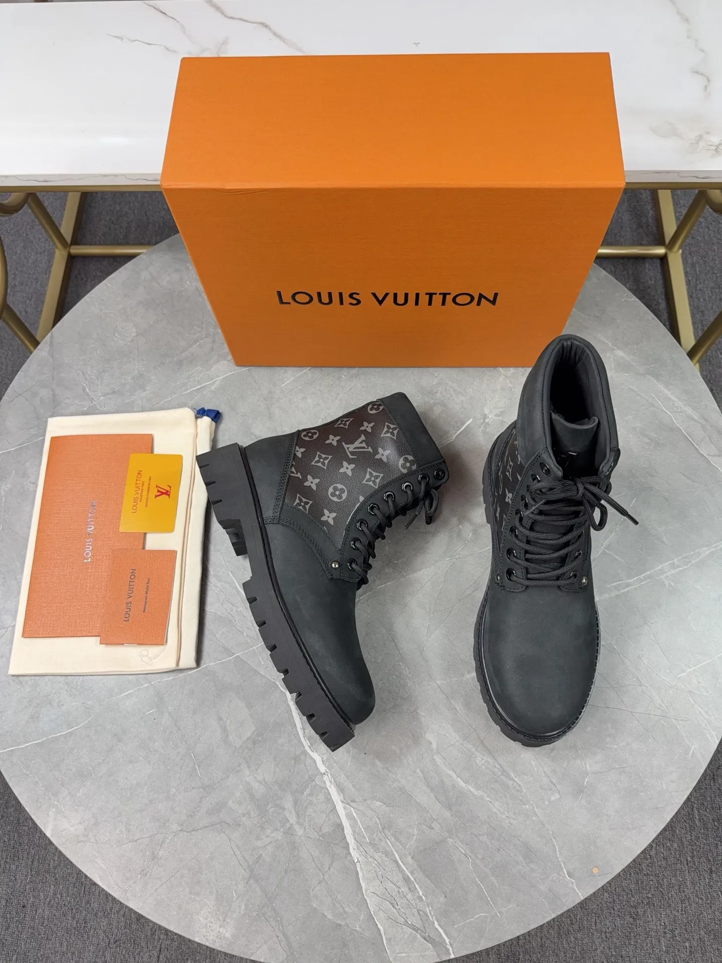 p720🐮🐮2025 top version: couple style LV presbyopia, embossed rhubarb boots, ankle boots, embossed waterproof nubuck cowhide boots, relying on the brand's exquisite craftsmanship to carefully reshape the classic T 6-inch boot shape in Italy to create an American-style autumn and winter men's and women's wear show. The original laces and outsole are exquisitely detailed, and the leather label expresses the cooperation logo. Exquisite packaging at the delivery counter🛍📦 ▪️Fabrics: Original customized imported first-layer cowhide ▪️Inner lining: Original customized leather lining/mesh lining ▪️Outsole: Original molded anti-slip rubber material ▪️Sole thickness: 3.5CM ▪️Size: 35-40 for women and 39-46 for men